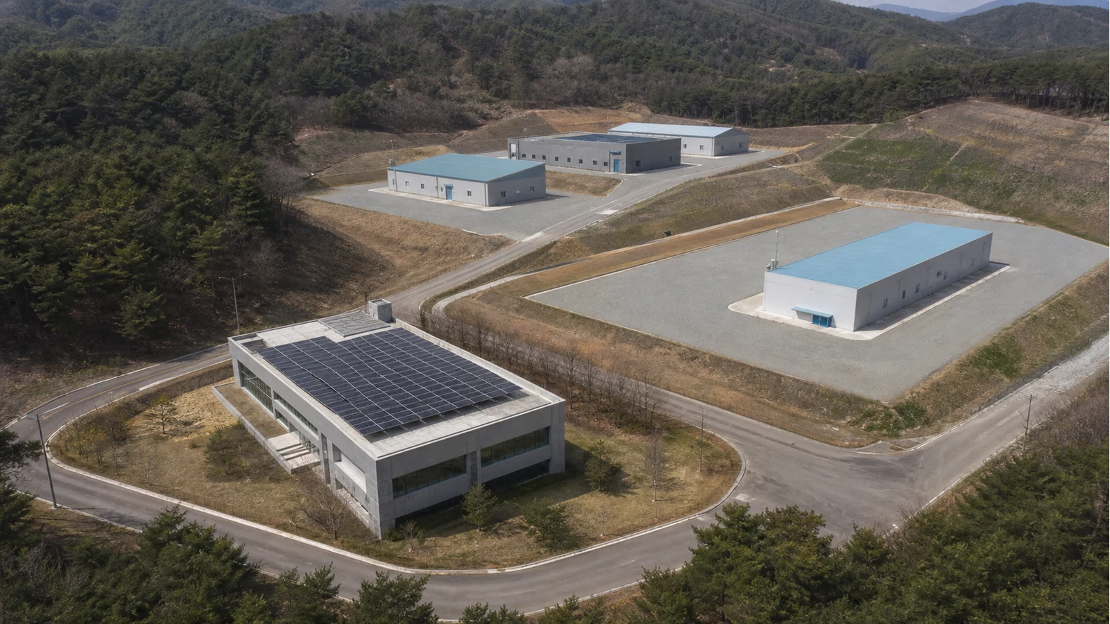 부여군 초촌면 신암리 147 일원 폭죽·간이소화기구 제조시설 지원동 지붕 태양광 설치 검토용 AI 제작 이미지